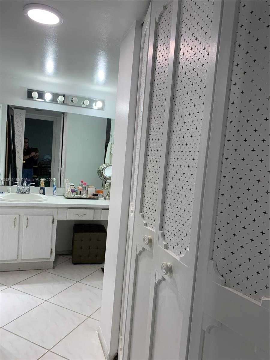 Small Image of 20500 E Country Club Dr, Aventura, FL 33180, USA Number 13