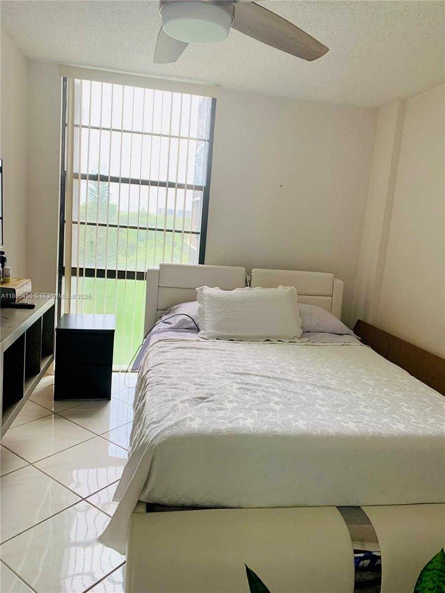 Small Image of 20500 E Country Club Dr, Aventura, FL 33180, USA Number 17
