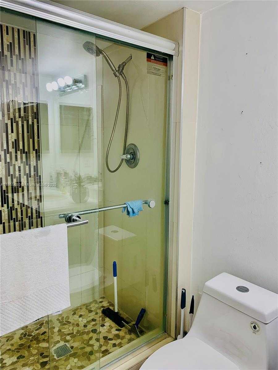 Small Image of 20500 E Country Club Dr, Aventura, FL 33180, USA Number 18