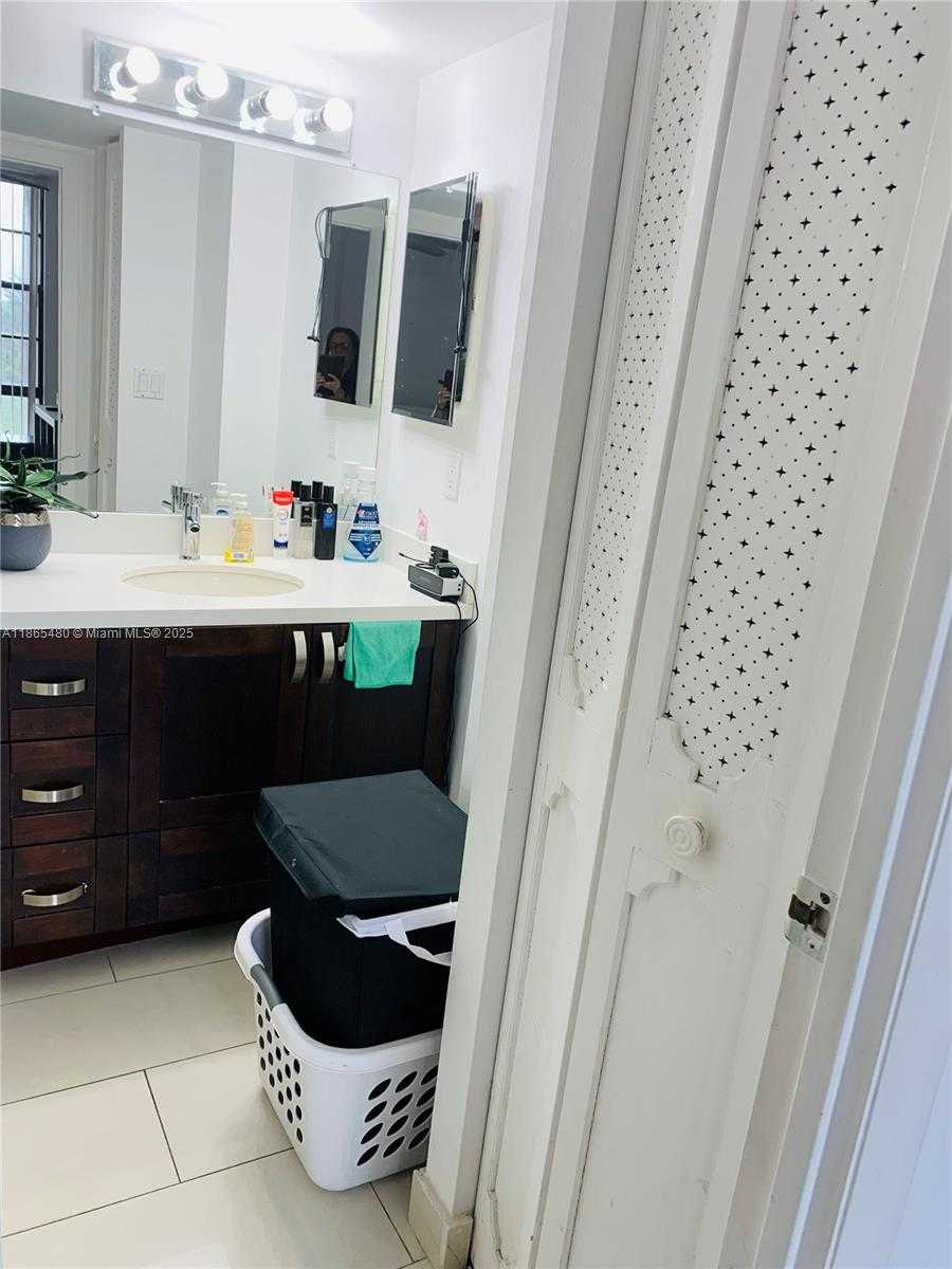 Small Image of 20500 E Country Club Dr, Aventura, FL 33180, USA Number 19