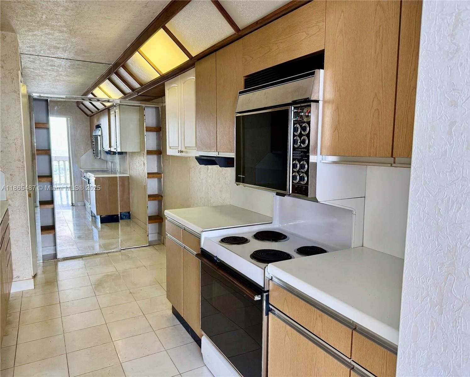 Small Image of 19355 TURNBERRY WAY #26C, Aventura Number 4