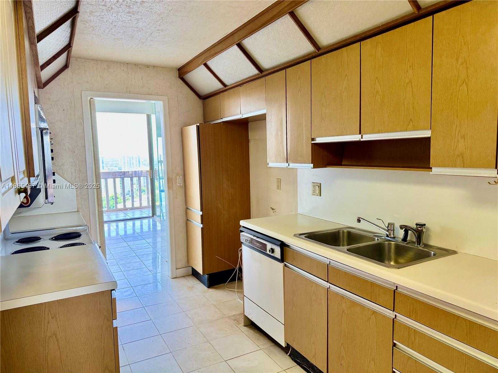 Small Image of 19355 TURNBERRY WAY #26C, Aventura Number 5