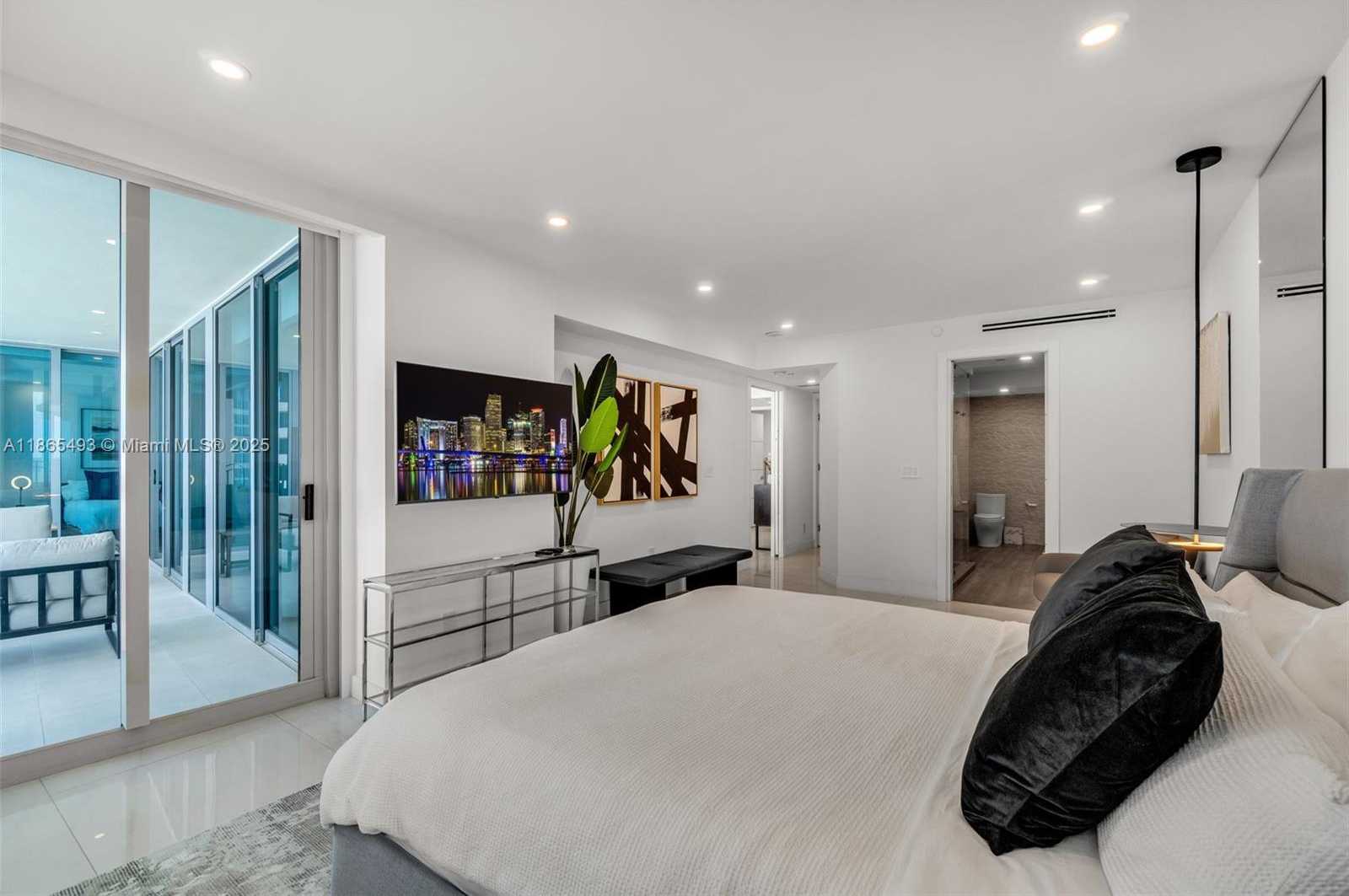 Small Image of 1500 OCEAN DRIVE #1003, Miami Beach Number 18
