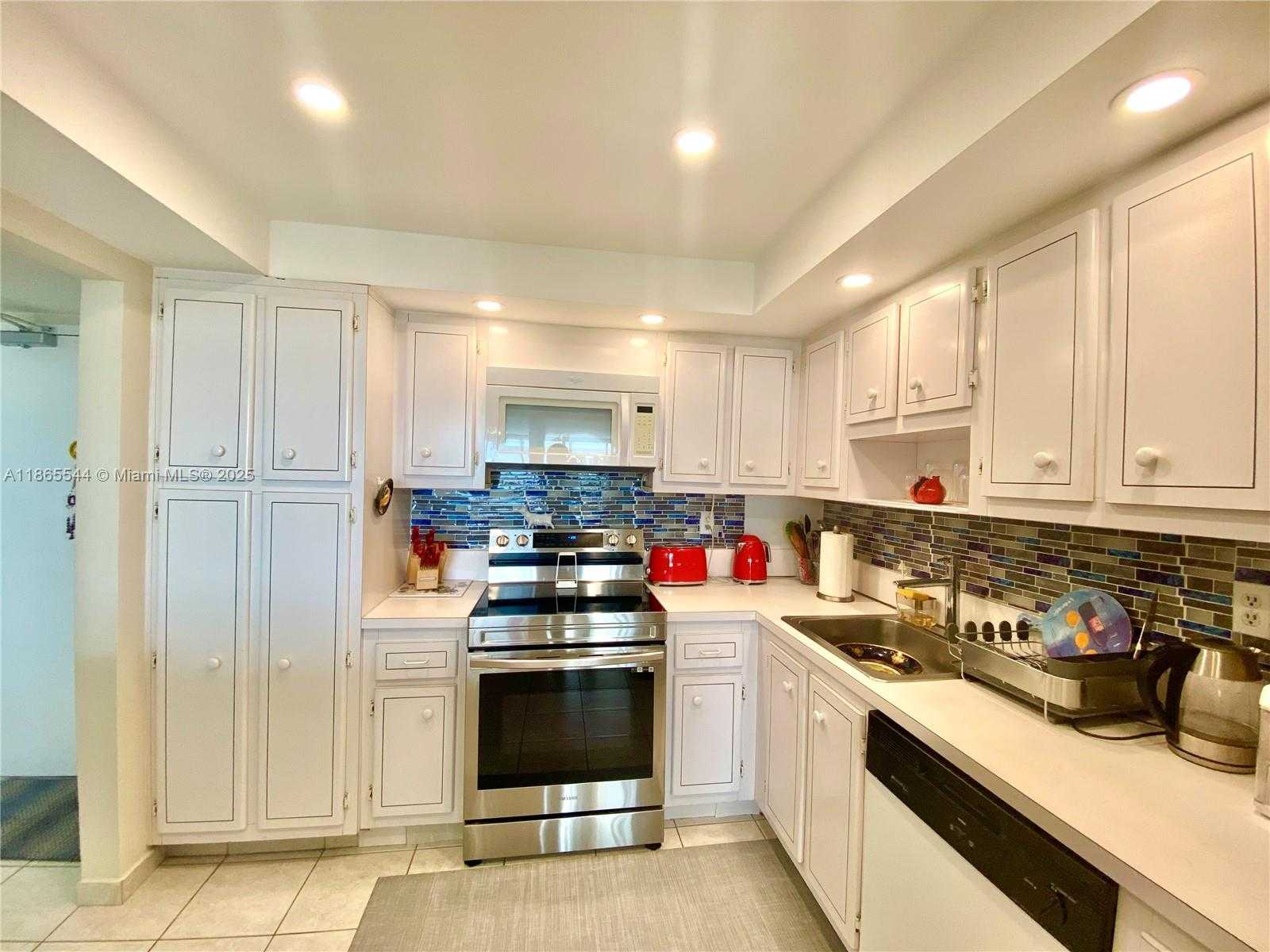 Small Image of Aventura Number 12