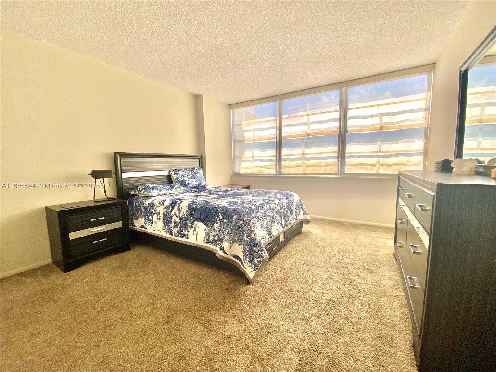 Small Image of Aventura Number 16