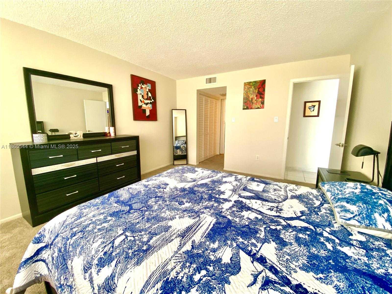 Small Image of Aventura Number 18