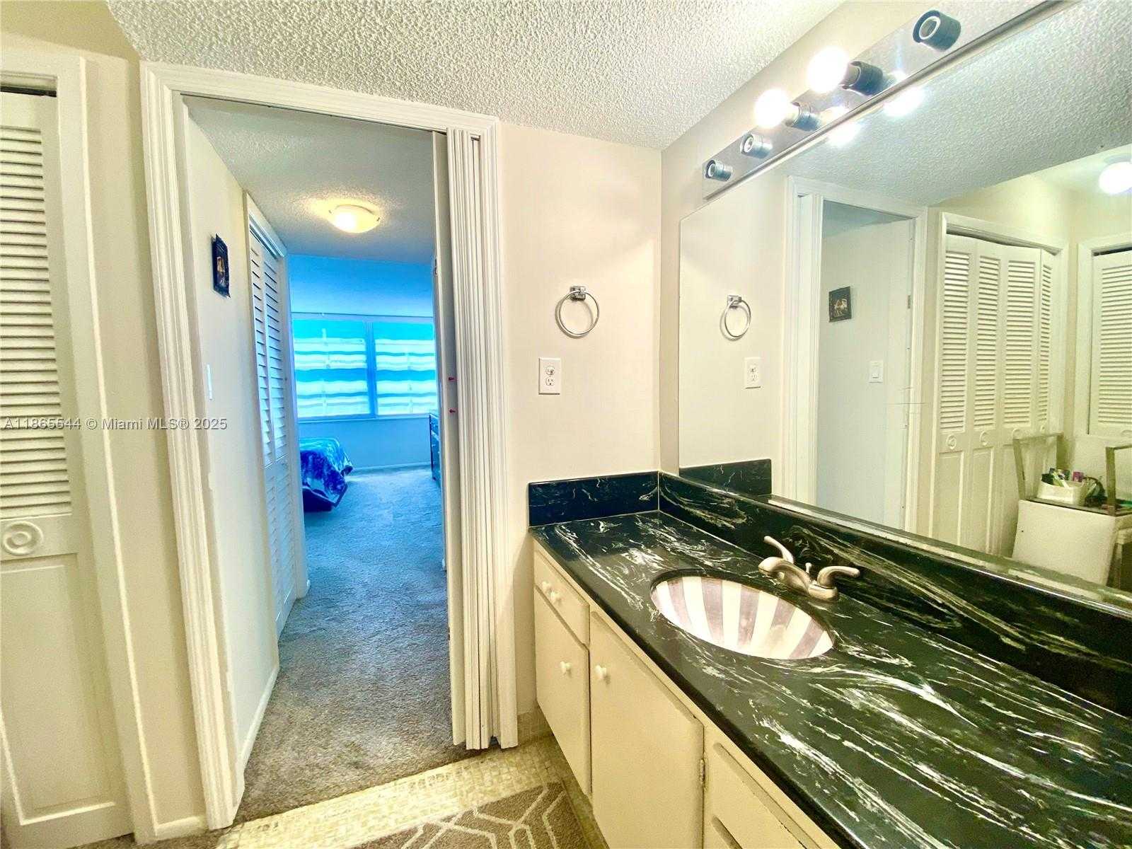 Small Image of Aventura Number 24
