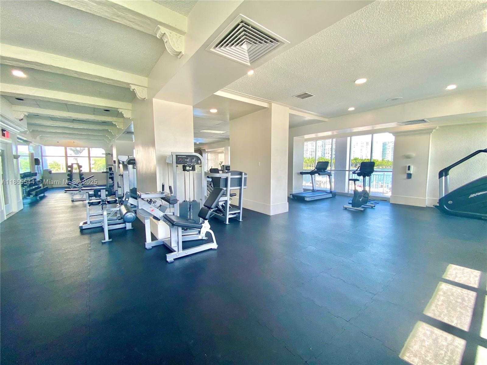 Small Image of Aventura Number 33