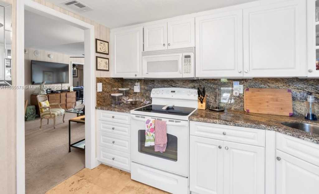 Small Image of 1200 SOUTH FLAGLER DR #206, West Palm Beach Number 22