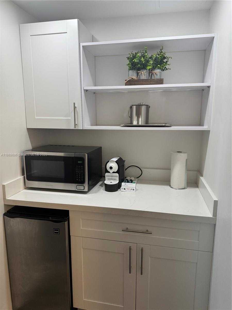 Small Image of 2889 MCFARLANE RD #1406, Miami Number 13