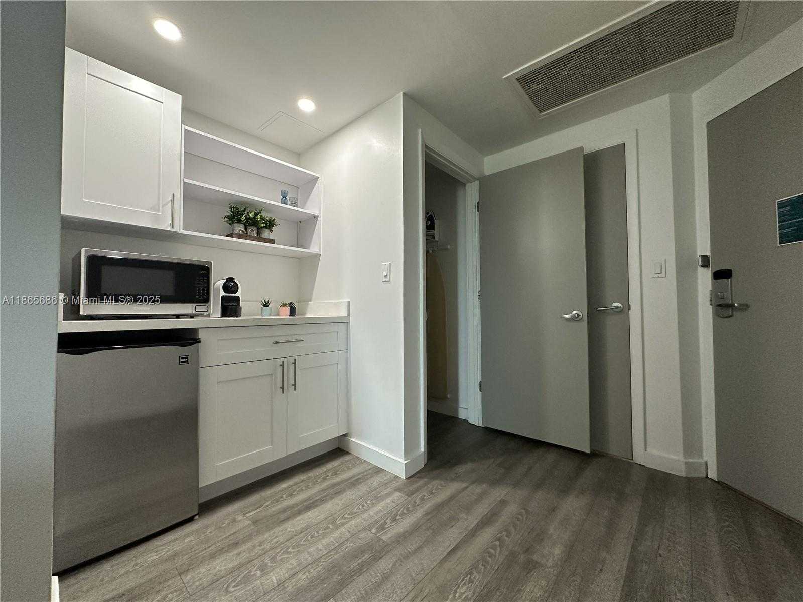 Small Image of 2889 MCFARLANE RD #1406, Miami Number 17
