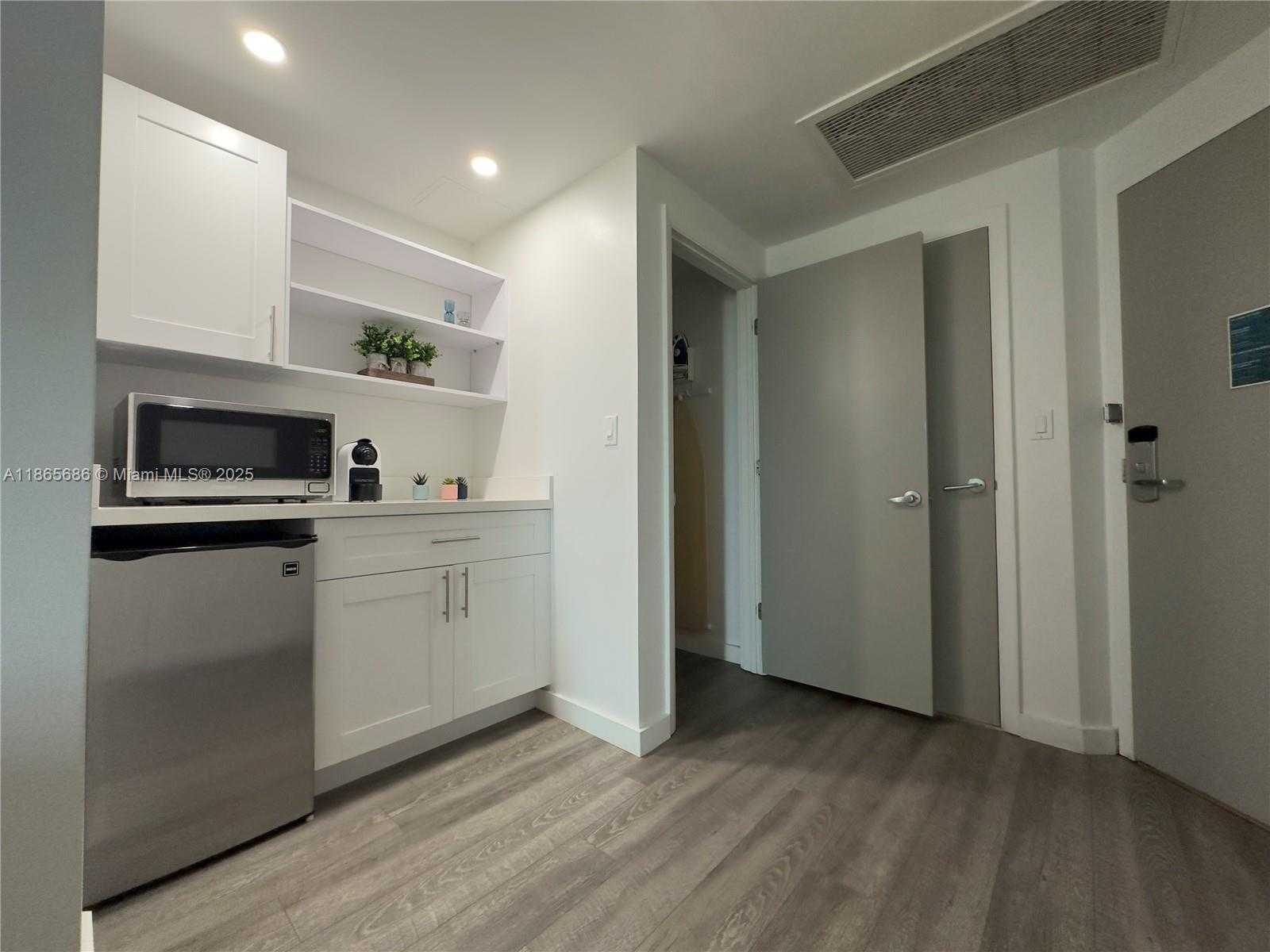 Small Image of 2889 MCFARLANE RD #1406, Miami Number 22