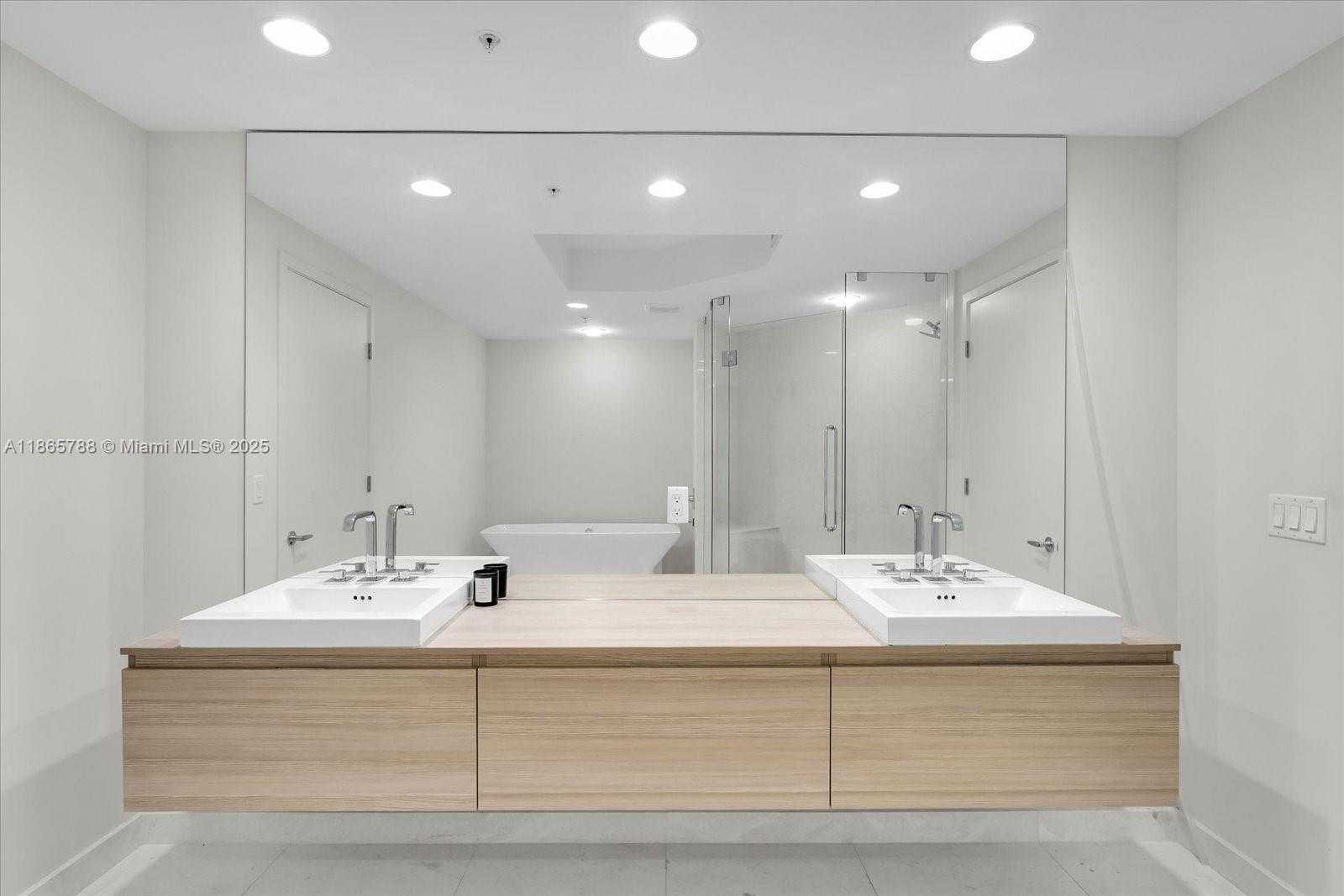 Small Image of 17301 BISCAYNE BLVD #401, North Miami Beach Number 11
