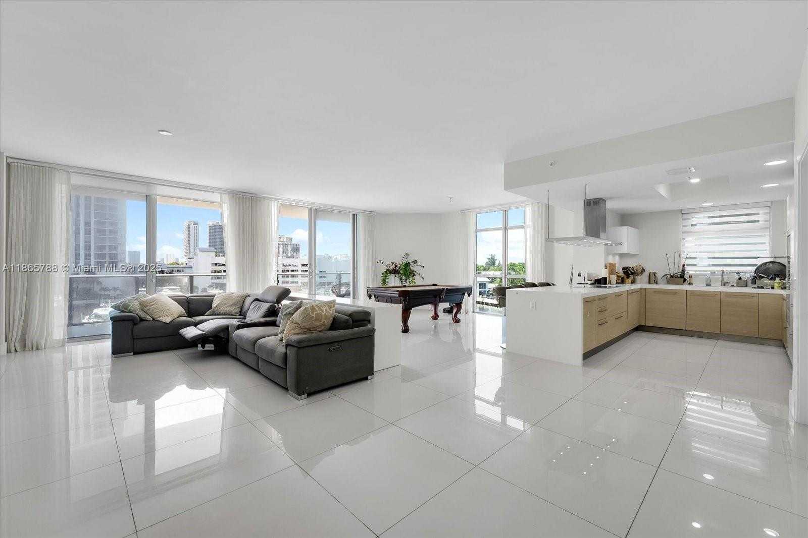 Small Image of 17301 BISCAYNE BLVD #401, North Miami Beach Number 2