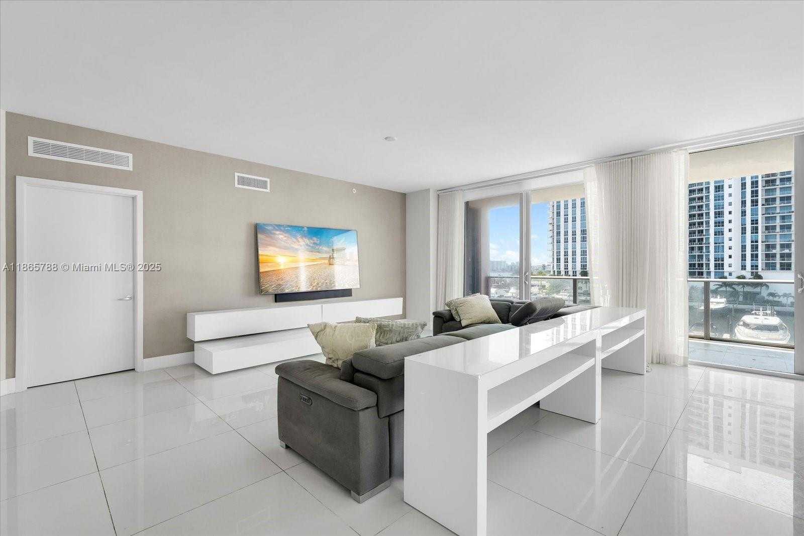 Small Image of 17301 BISCAYNE BLVD #401, North Miami Beach Number 3