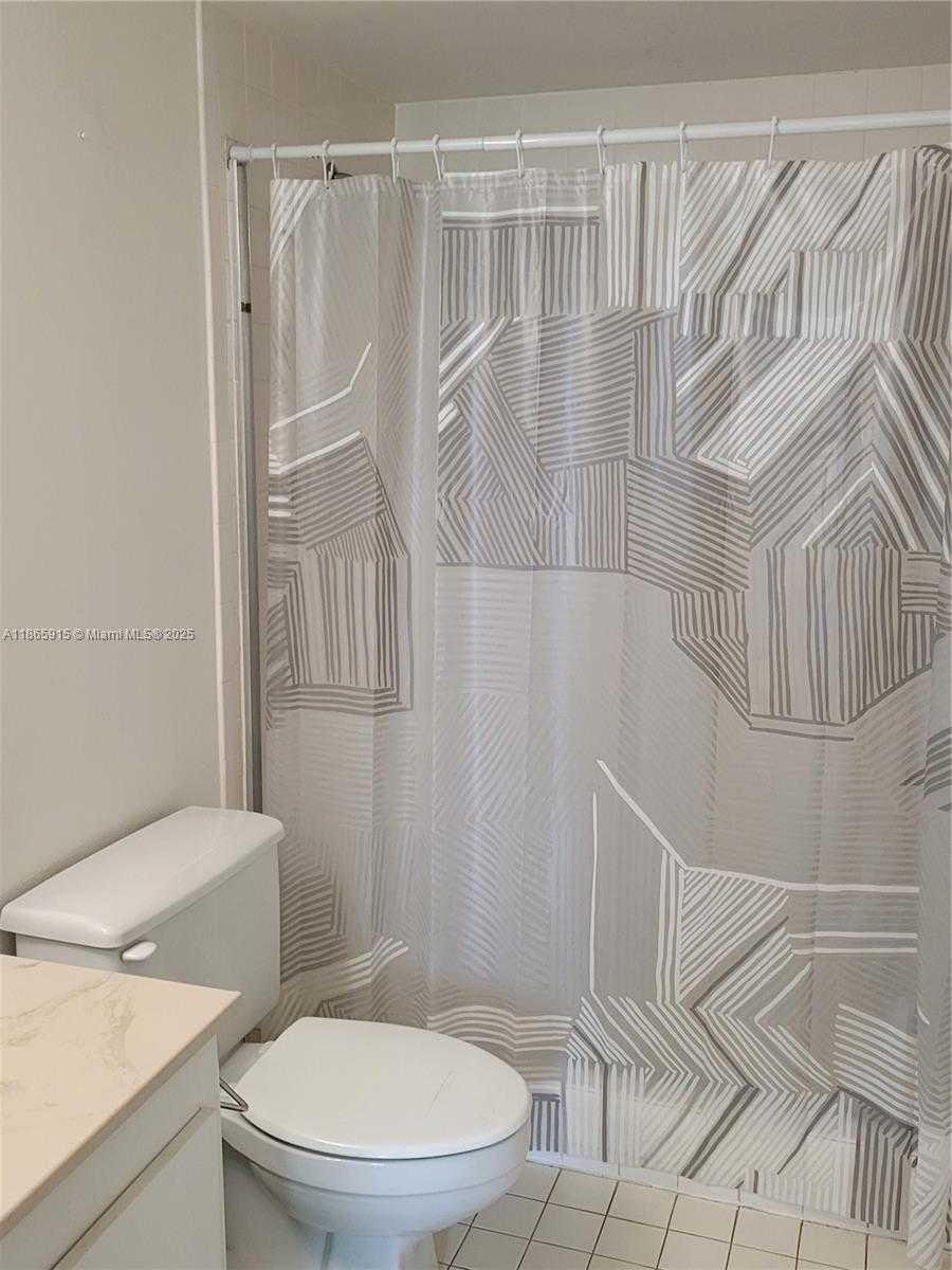 Small Image of 919 HILLCREST DR #306, Hollywood Number 16
