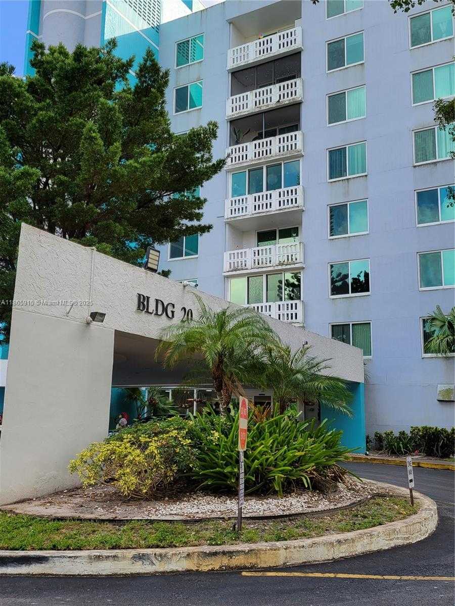 Small Image of 919 HILLCREST DR #306, Hollywood Number 2