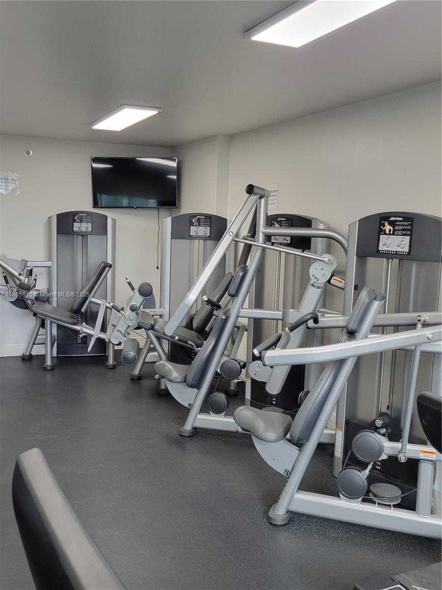 Small Image of 919 HILLCREST DR #306, Hollywood Number 35