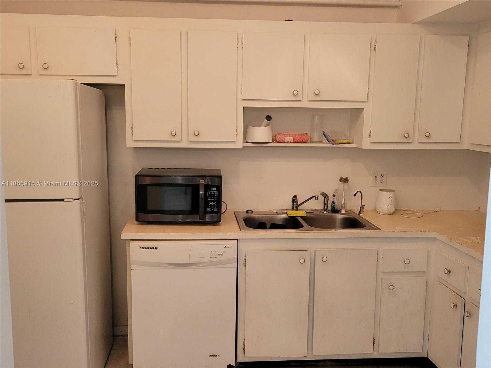 Small Image of 919 HILLCREST DR #306, Hollywood Number 4