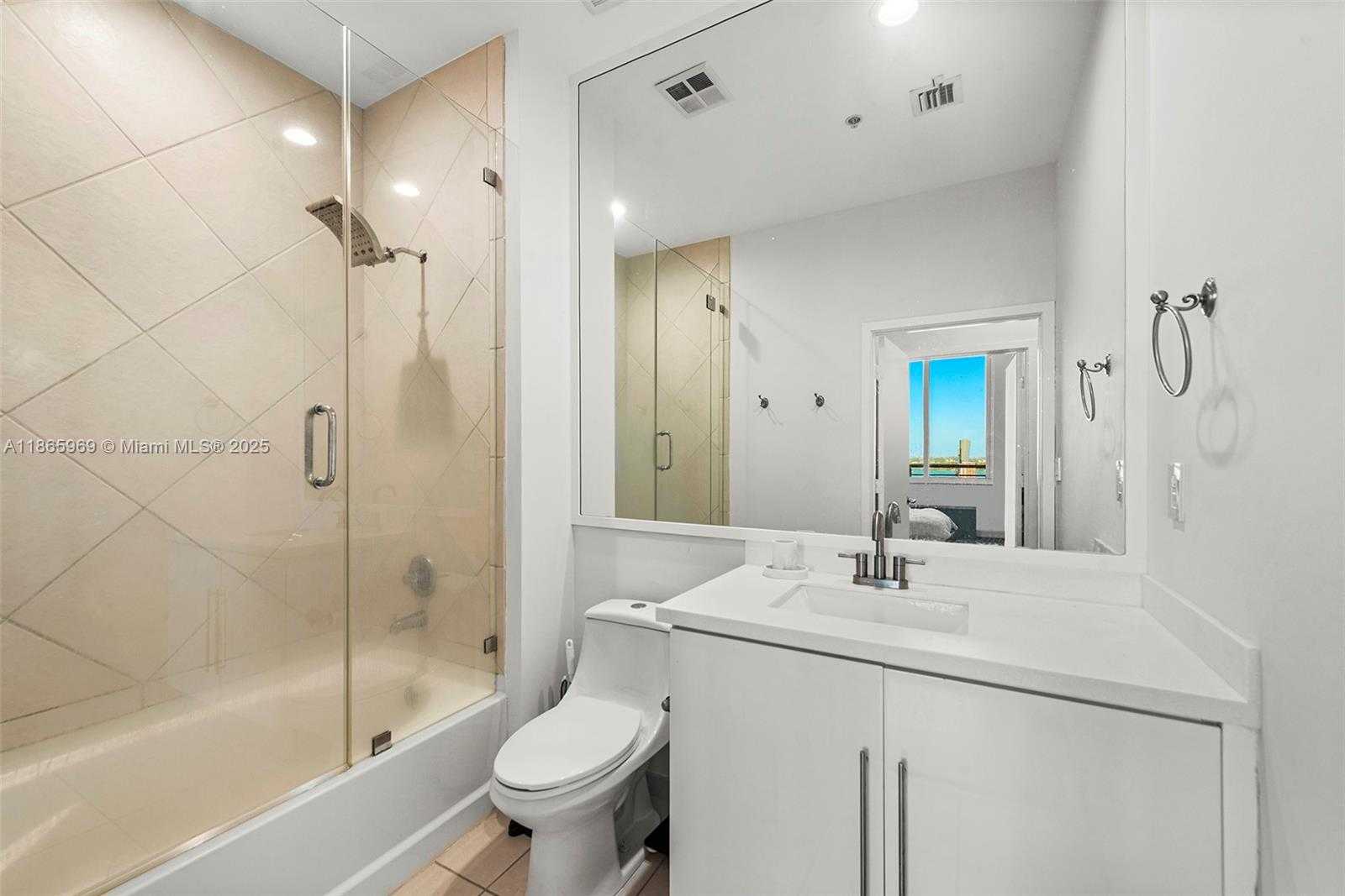 Small Image of 335 Biscayne Blvd, Miami, FL 33132, USA Number 12