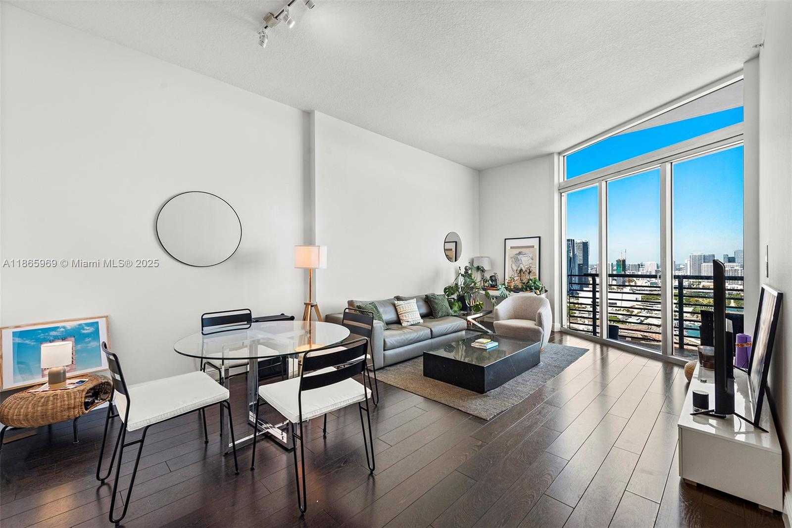 Small Image of 335 Biscayne Blvd, Miami, FL 33132, USA Number 4