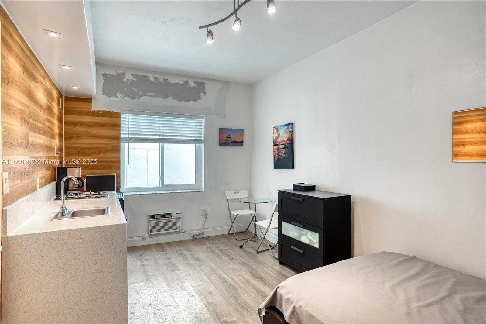 Small Image of 335 OCEAN DR #111, Miami Beach Number 2