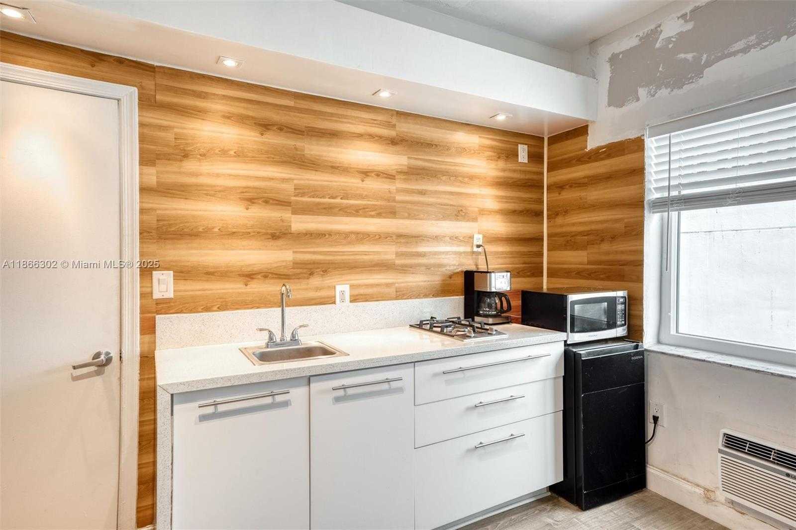 Small Image of 335 OCEAN DR #111, Miami Beach Number 4