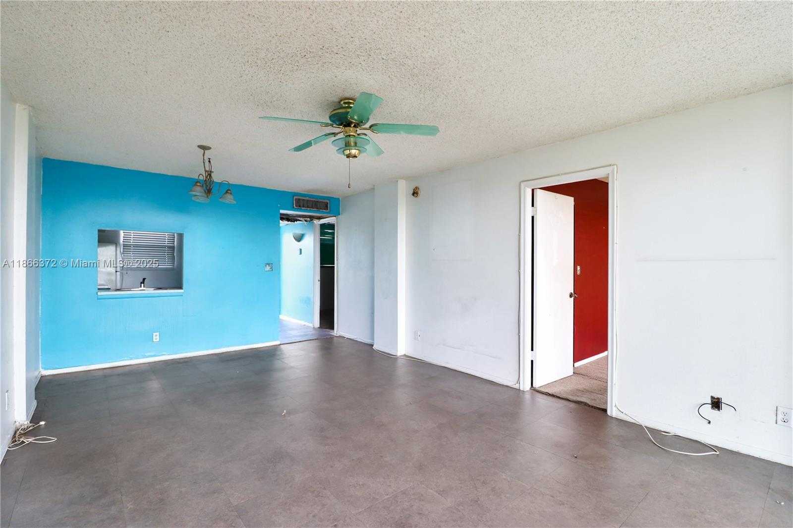 Small Image of 110 ROYAL PARK DR #3C, Oakland Park Number 3