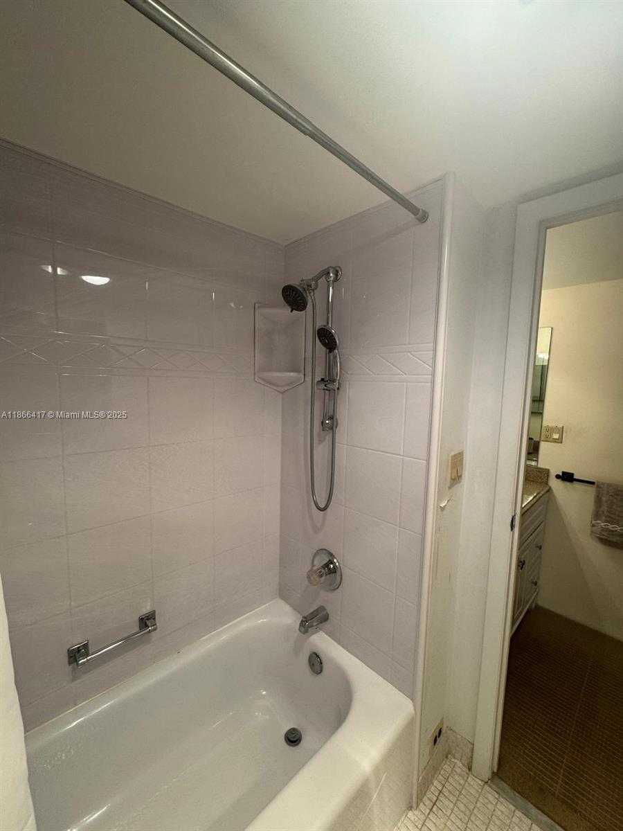 Small Image of 20335 E Country Club Dr, Aventura, FL 33180, USA Number 20