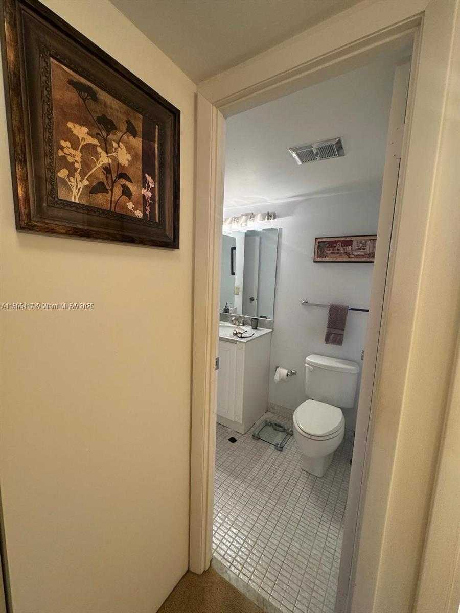 Small Image of 20335 E Country Club Dr, Aventura, FL 33180, USA Number 21