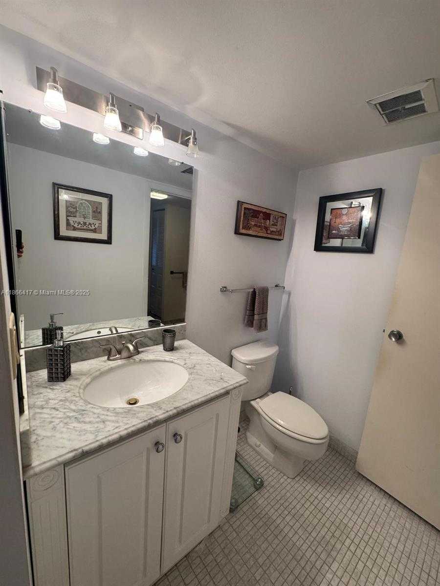 Small Image of 20335 E Country Club Dr, Aventura, FL 33180, USA Number 22