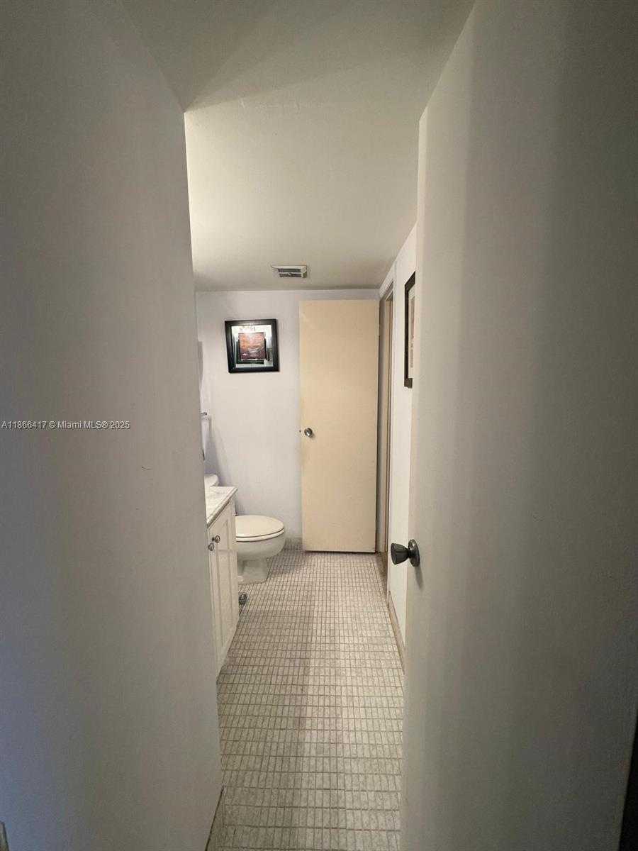 Small Image of 20335 E Country Club Dr, Aventura, FL 33180, USA Number 24