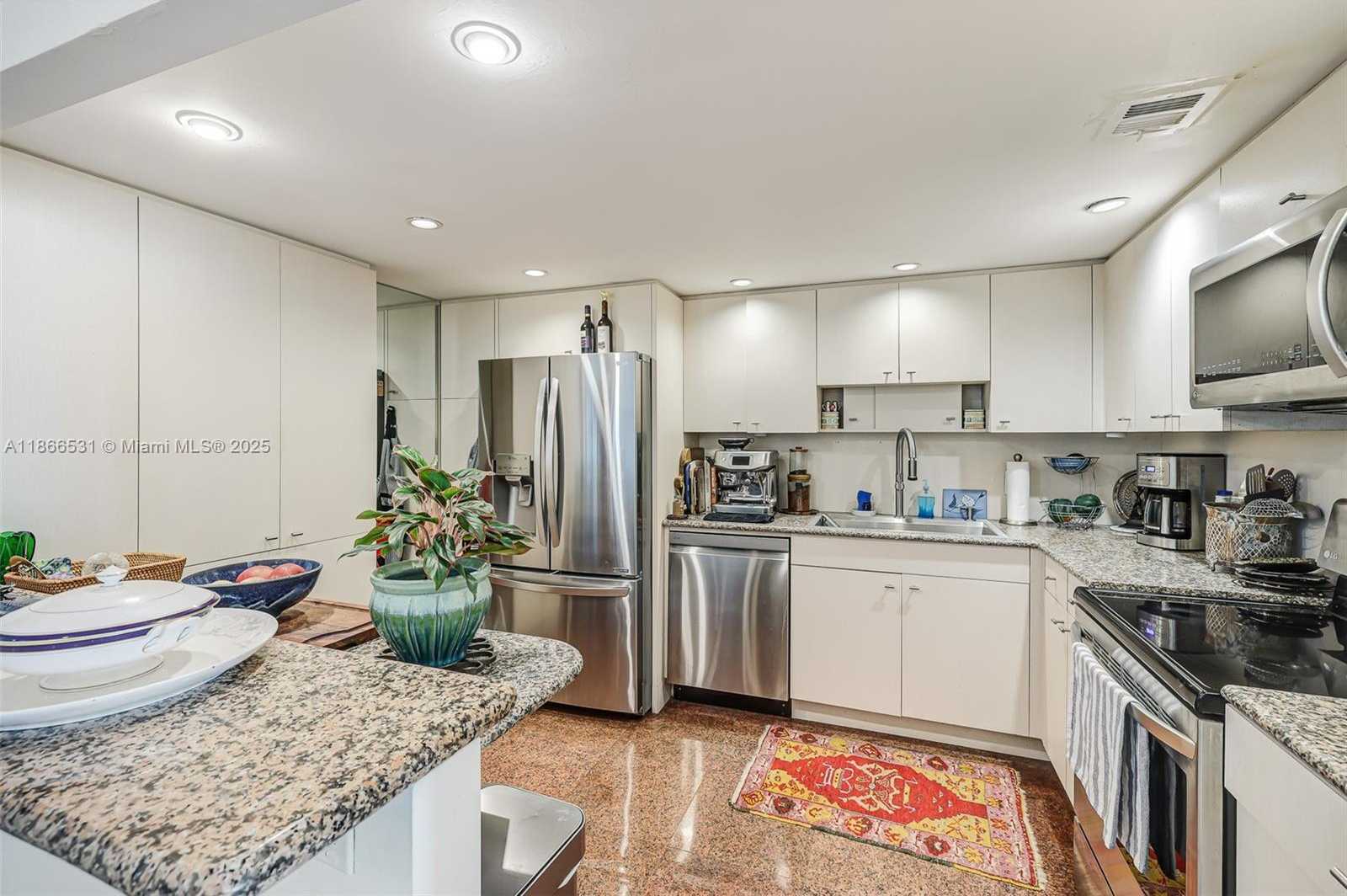 Small Image of 2 GROVE ISLE DR #B1603, Miami Number 4