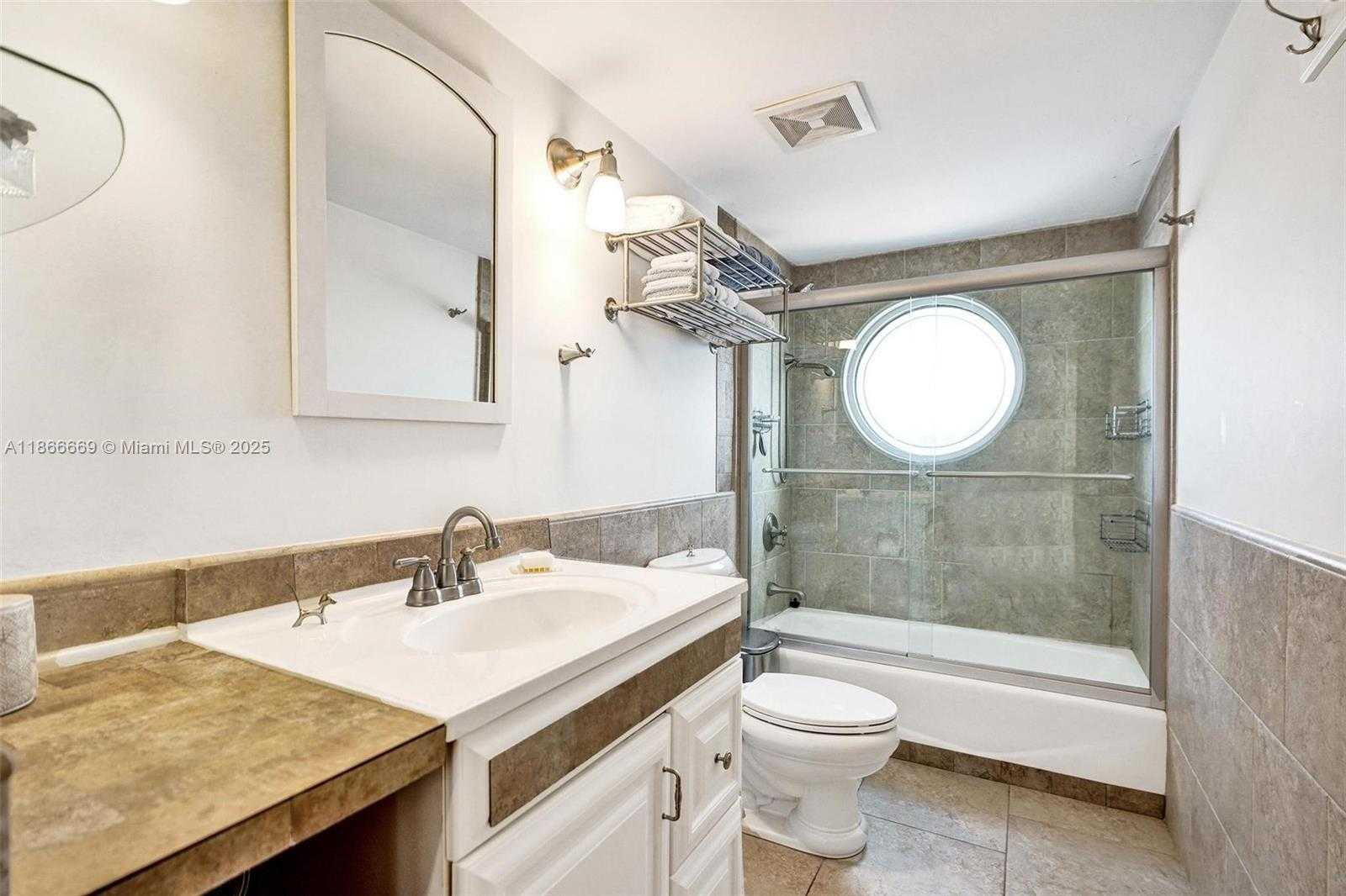 Small Image of 1000 WEST ISLAND BLVD #1909, Aventura Number 21
