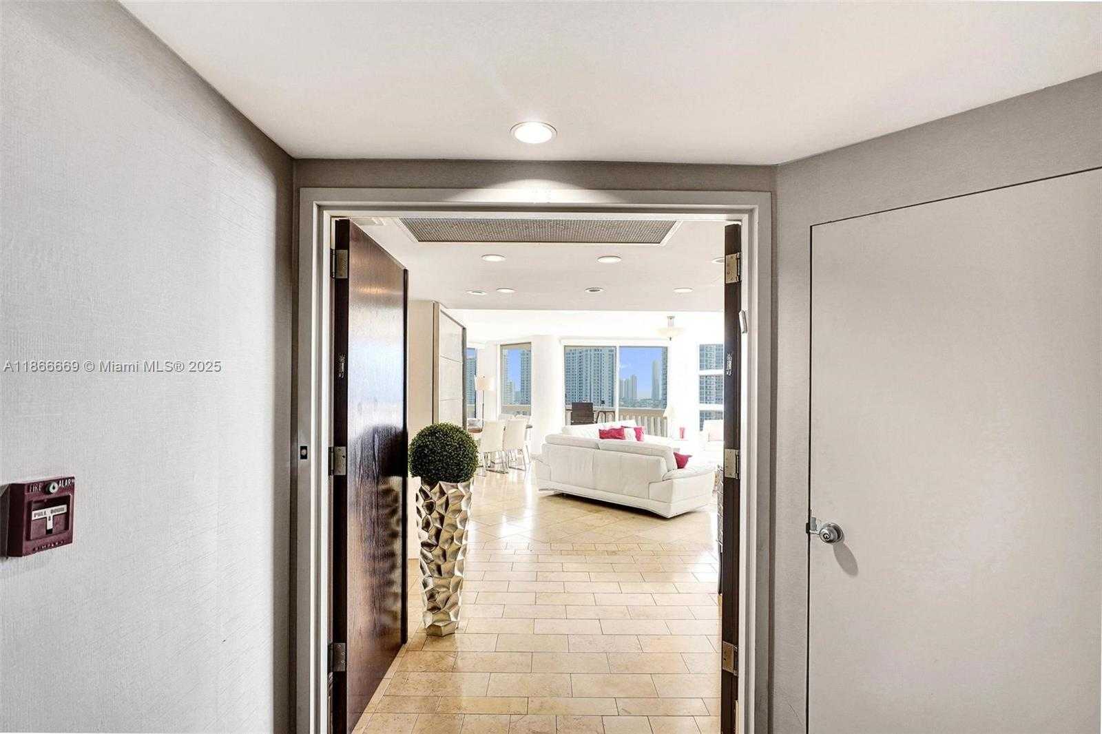 Small Image of 1000 WEST ISLAND BLVD #1909, Aventura Number 34