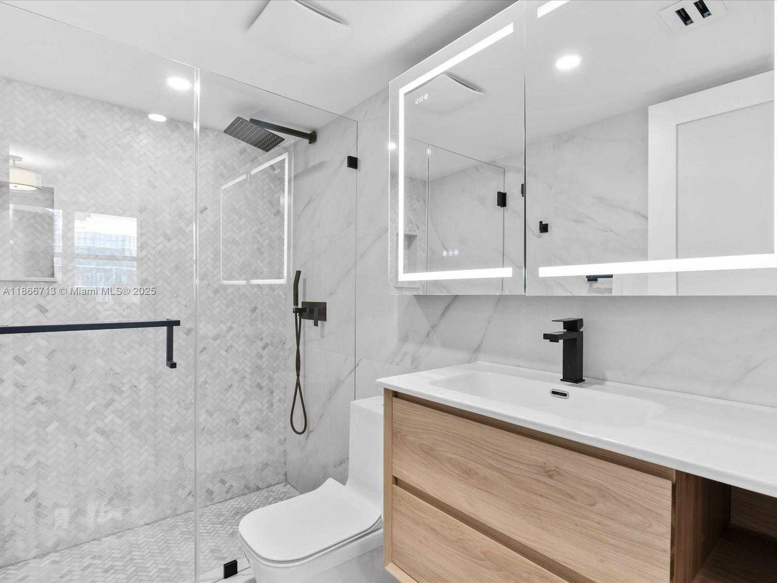 Small Image of 770 CLAUGHTON ISLAND DR #701, Miami Number 18