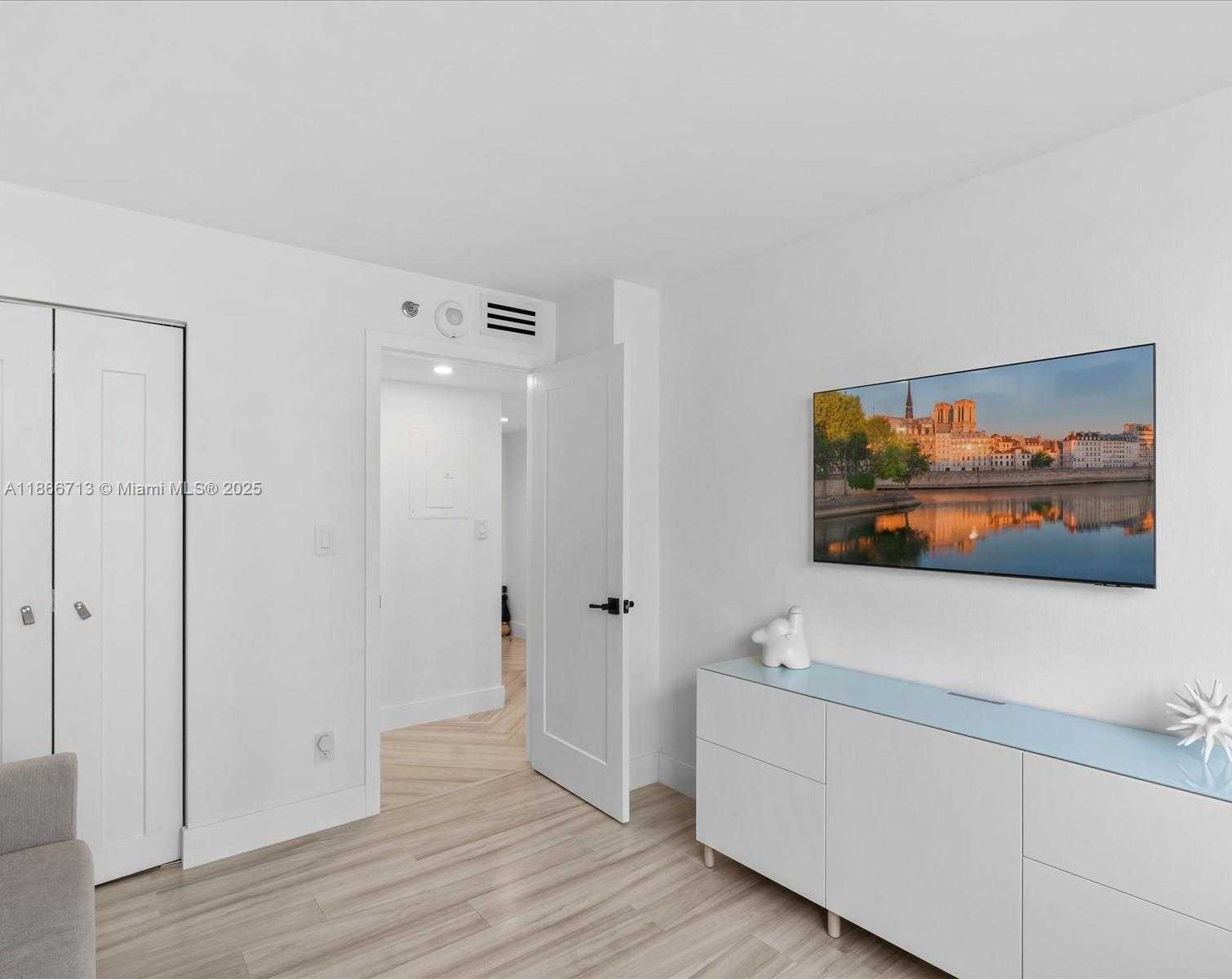 Small Image of 770 CLAUGHTON ISLAND DR #701, Miami Number 21