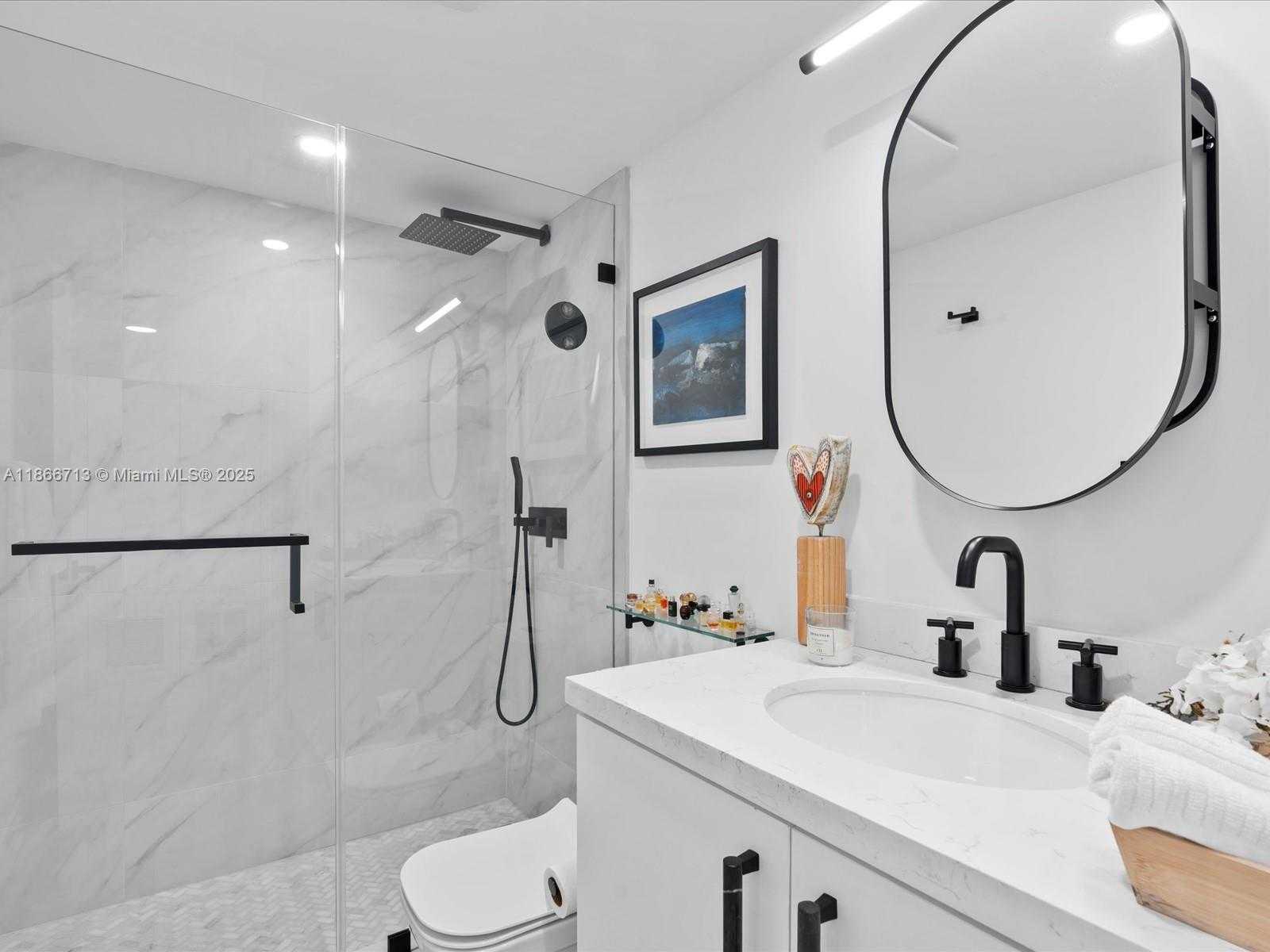 Small Image of 770 CLAUGHTON ISLAND DR #701, Miami Number 22