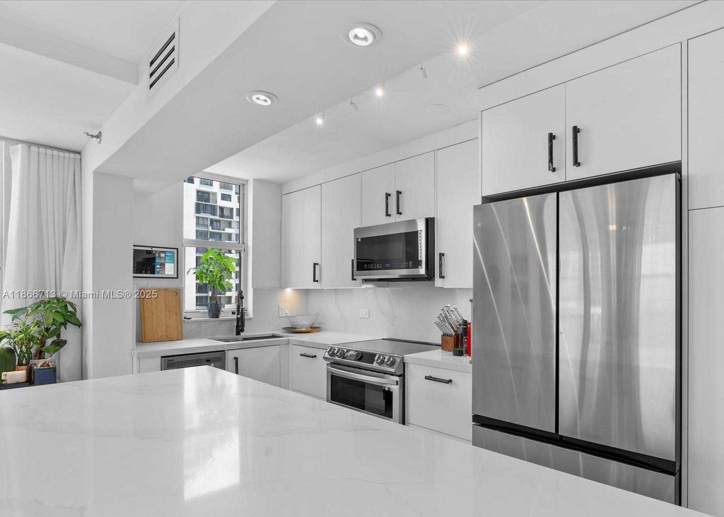 Small Image of 770 CLAUGHTON ISLAND DR #701, Miami Number 3