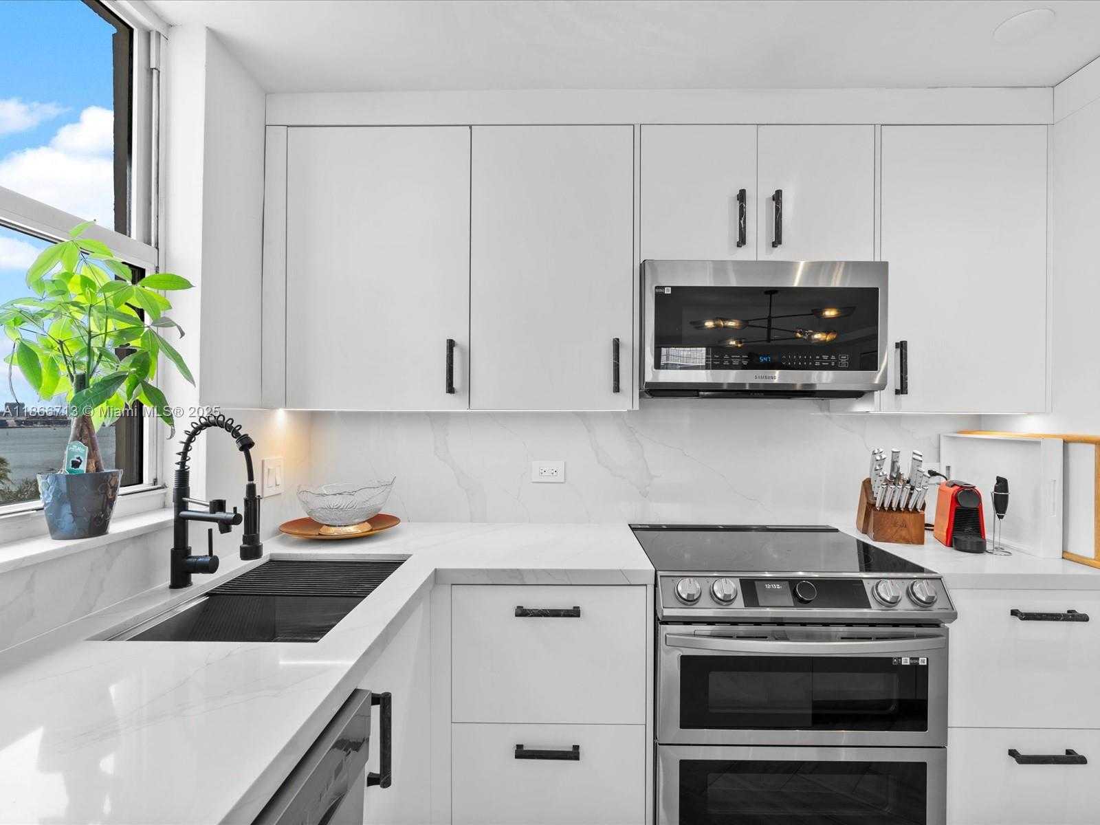 Small Image of 770 CLAUGHTON ISLAND DR #701, Miami Number 4