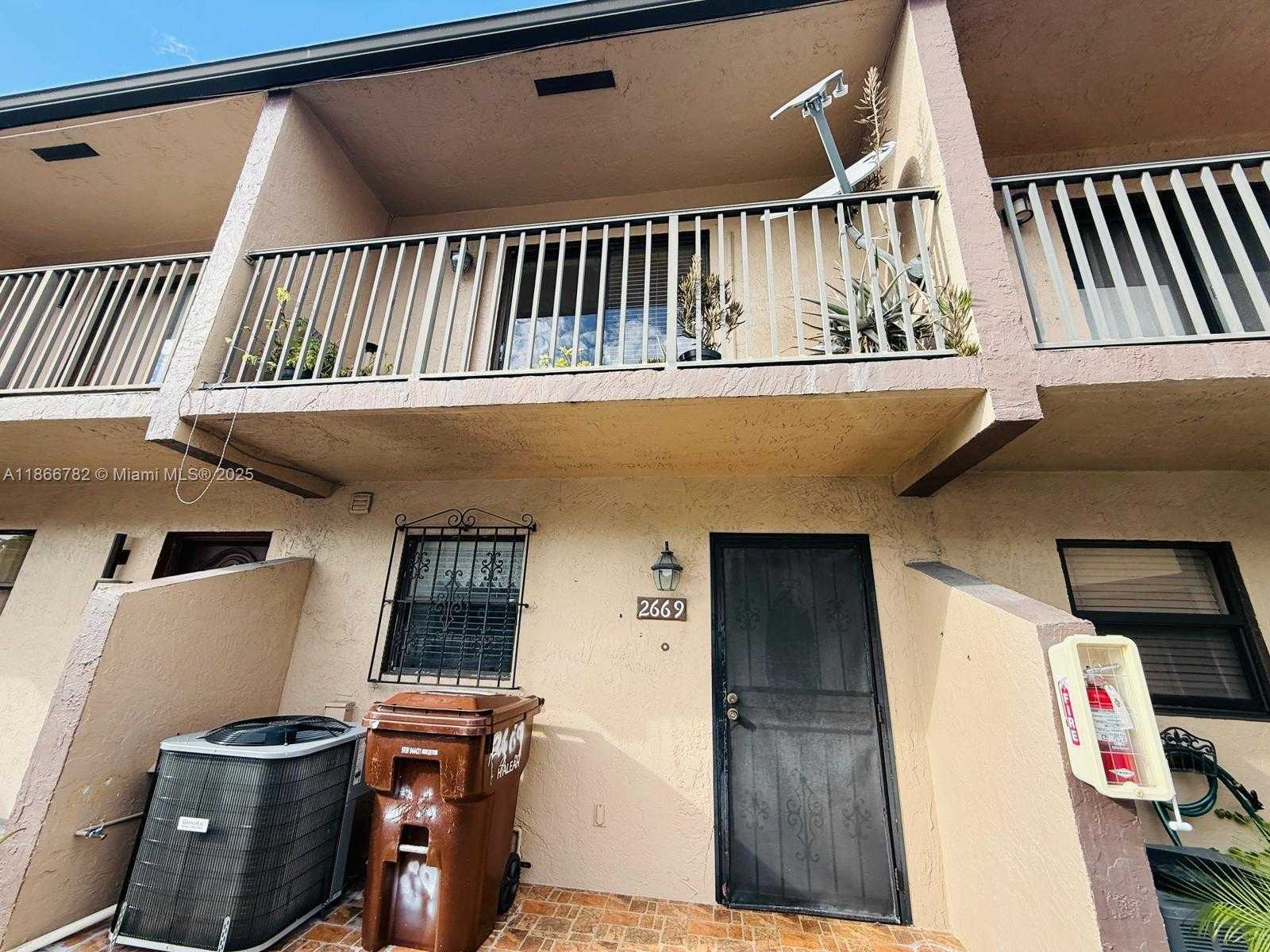 Small Image of 2669 WEST 52ND ST #12, Hialeah Number 3