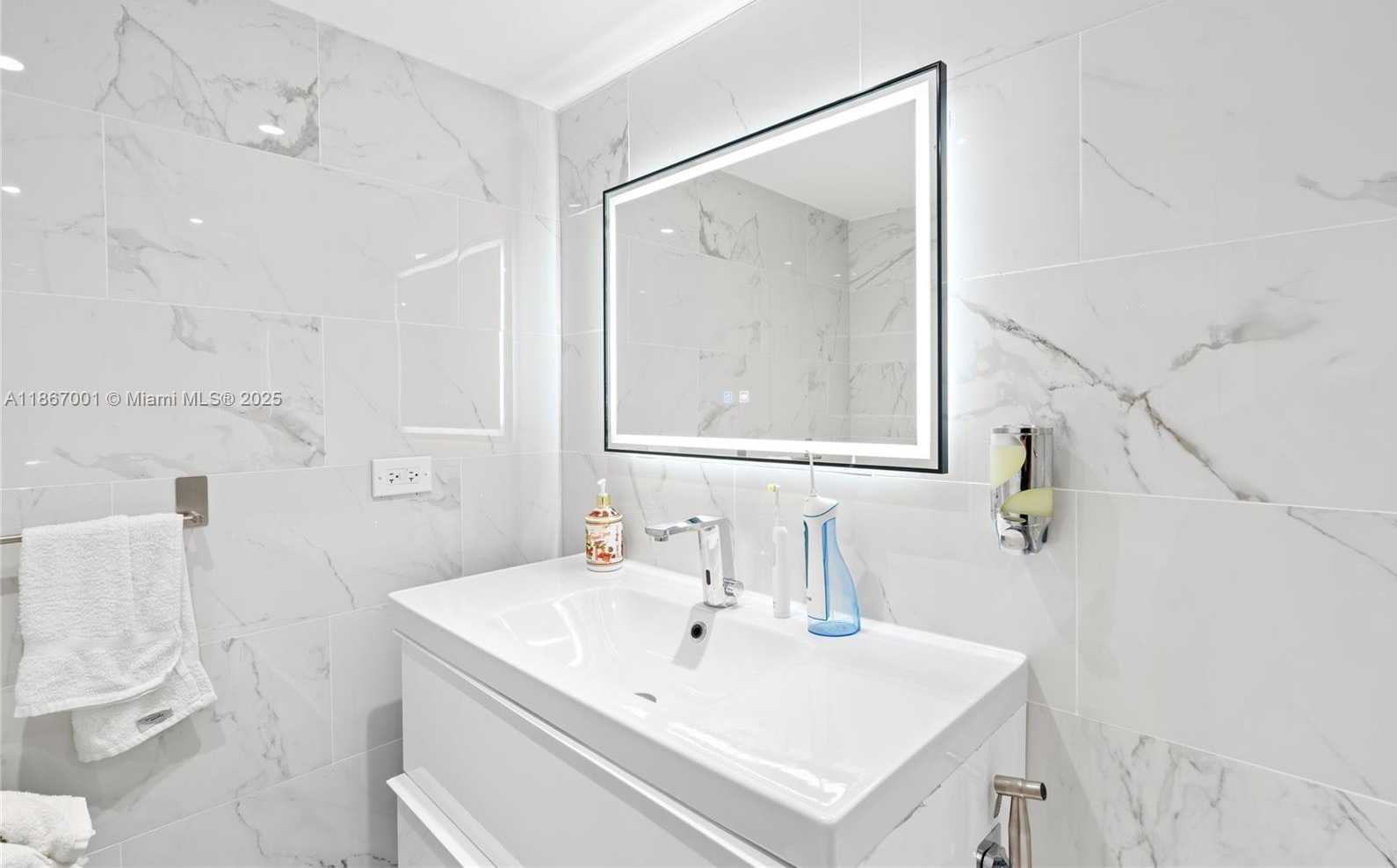 Small Image of 5555 COLLINS AVE #9P, Miami Beach Number 18