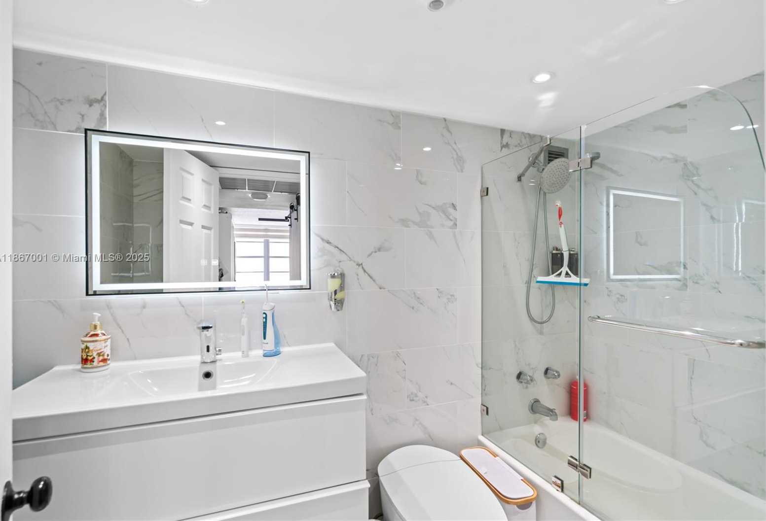 Small Image of 5555 COLLINS AVE #9P, Miami Beach Number 20