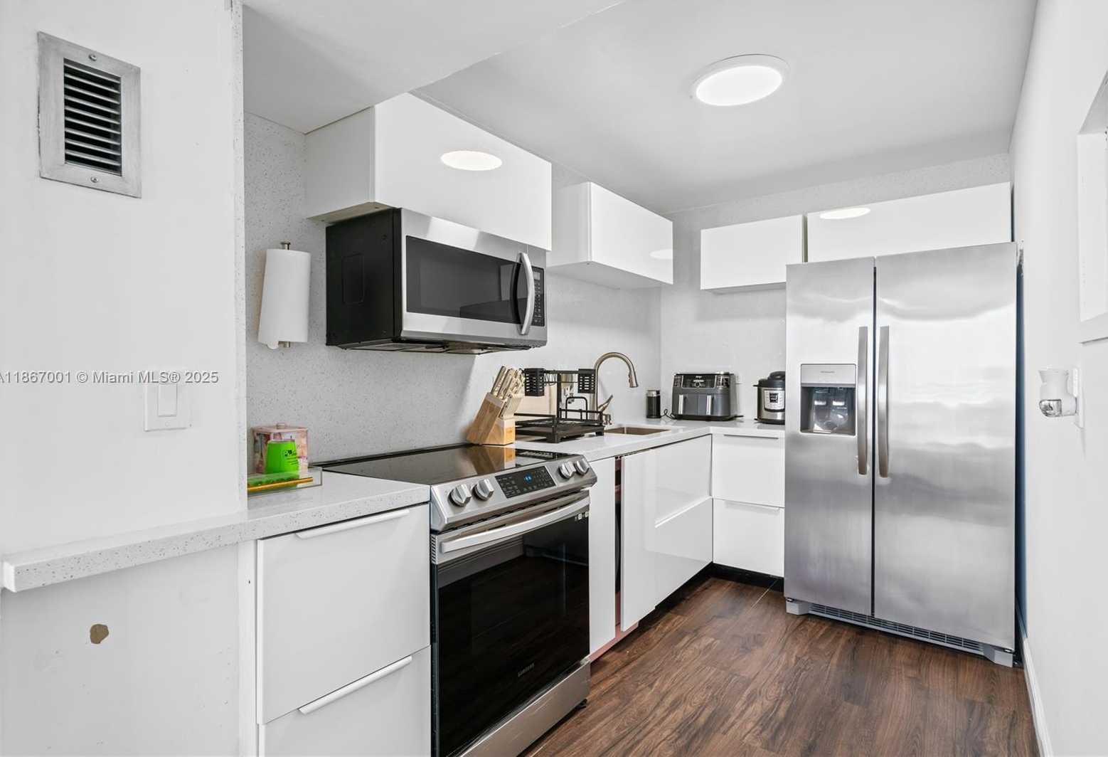 Small Image of 5555 COLLINS AVE #9P, Miami Beach Number 35