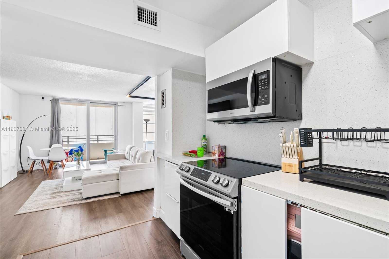 Small Image of 5555 COLLINS AVE #9P, Miami Beach Number 36