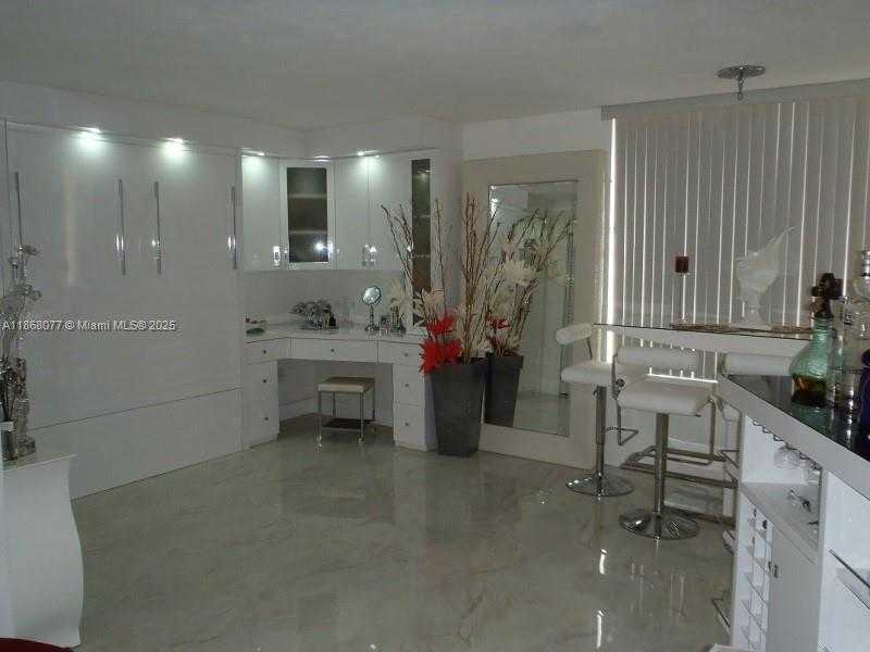 Small Image of 2899 COLLINS AVE #1516, Miami Beach Number 10