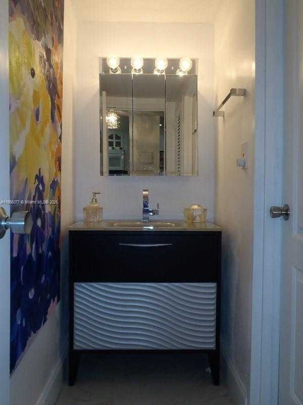 Small Image of 2899 COLLINS AVE #1516, Miami Beach Number 19