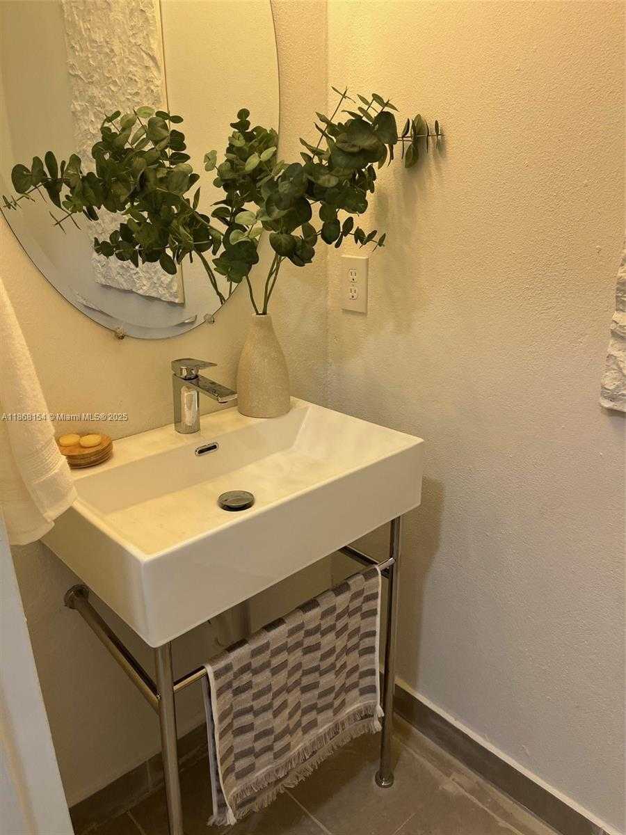 Small Image of 2526 PIERCE STREET #12, Hollywood Number 10