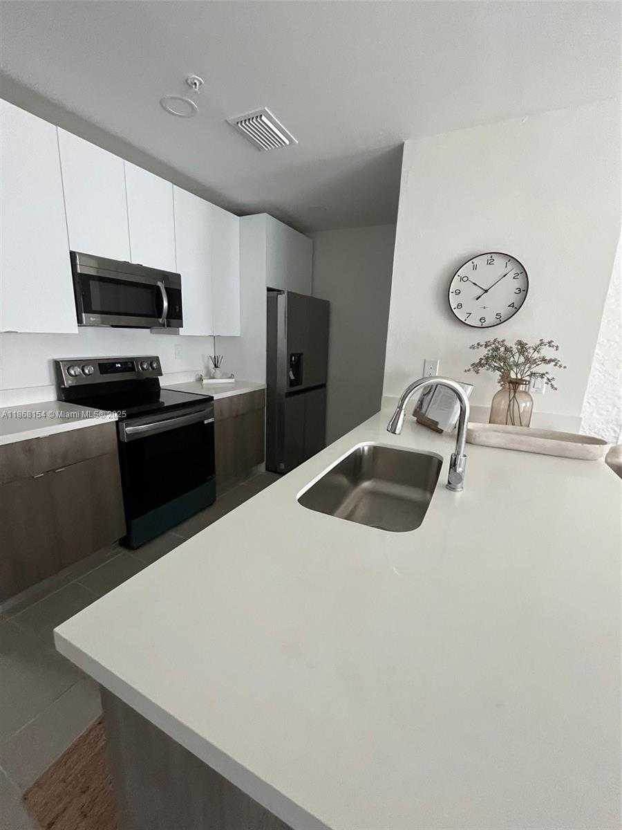 Small Image of 2526 PIERCE STREET #12, Hollywood Number 3