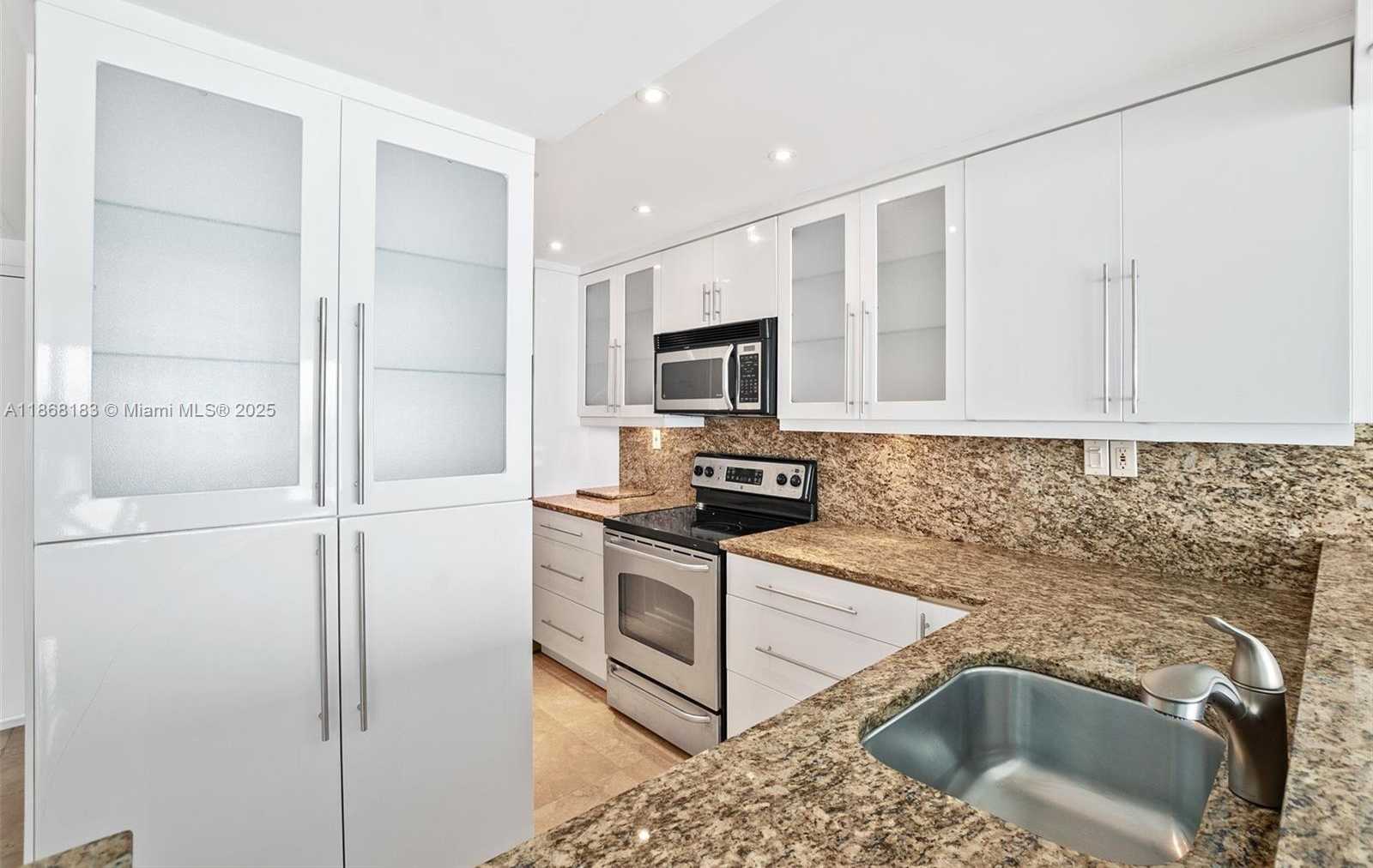 Small Image of 1000 WEST AVE #PH12, Miami Beach Number 11